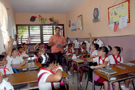 Estudiantes cubanos invaden las aulas.